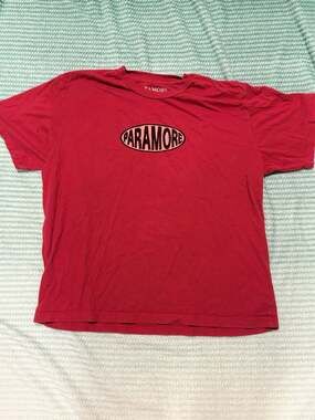 Paramore Red Band T-Shirt with Oval Graphic Logo Size Large